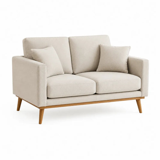 Beżowa sofa z drewnianymi nogami